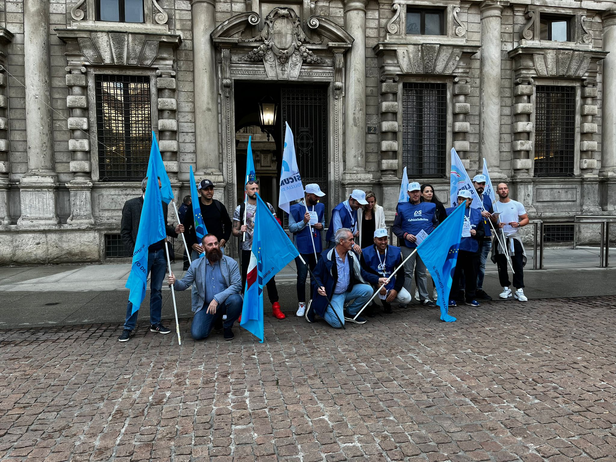 Milano, presidio dei sindacati di Polizia davanti al Comune