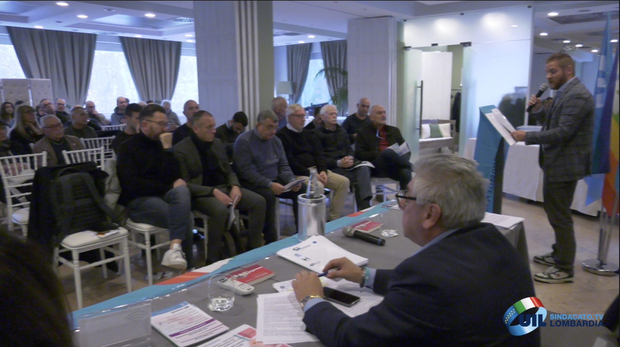 Lario, i lavoratori in mezzo al guado